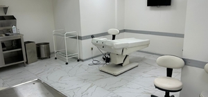 Antalya'da yetkisiz saç ekimi yaptığı iddiasıyla 2 kişi gözaltına alındı