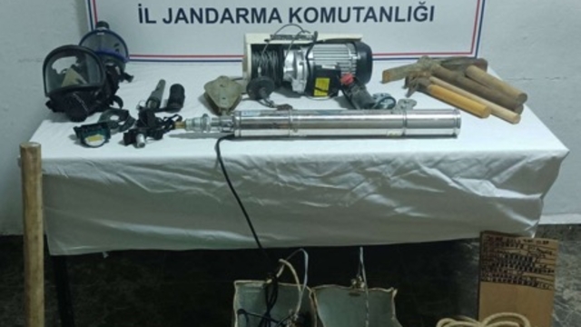 Kırklareli'nde evde kaçak kazı yaptıkları iddiasıyla 5 şüpheli yakalandı