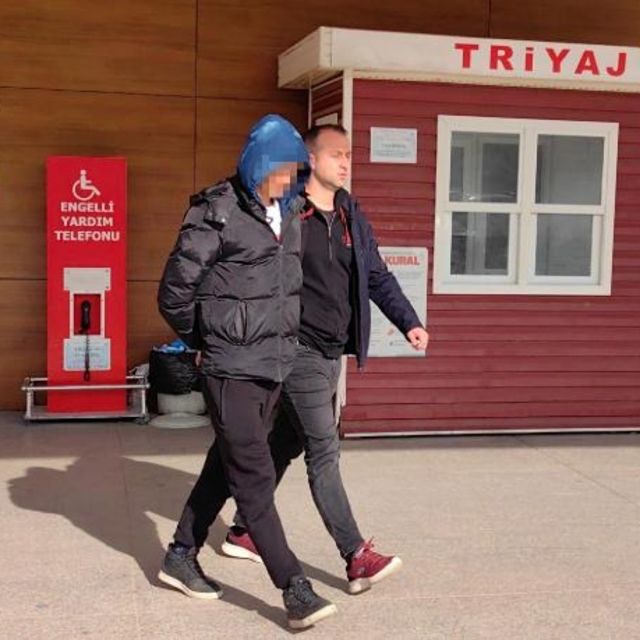 Hırsızlık için girdiği evin sahibi ile arkadaşını bıçaklayan şüpheli tutukl...