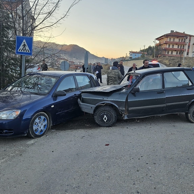 Çorum'da 2 otomobilin çarpıştığı kazada 3 kişi yaralandı