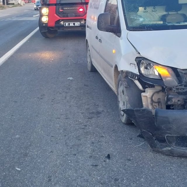 Düzce'de hafif ticari araçla çarpışan motosikletin sürücüsü ağır yaralandı