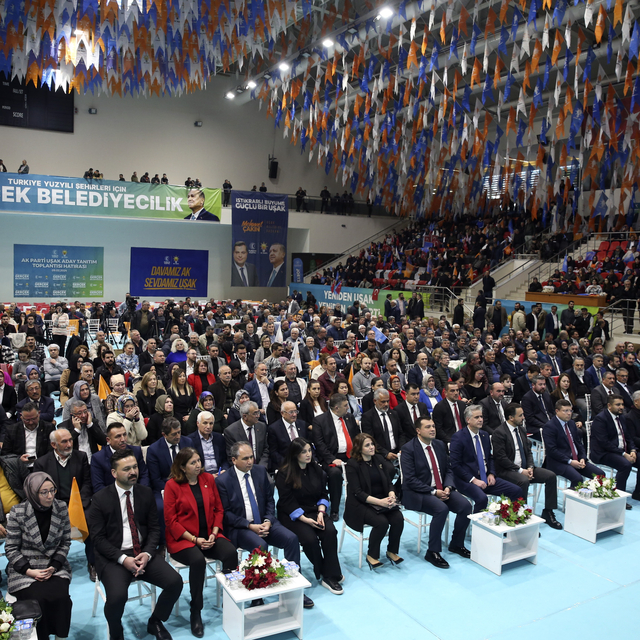 AK Partili Yalçın, partisinin "Uşak Aday Tanıtım Toplantısı"nda konuştu: