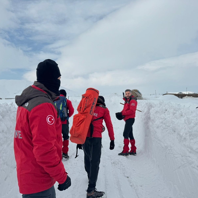 Van'da sağlık ekipleri rahatsızlanan hastaya ulaşmak için karda 2,5 kilomet...
