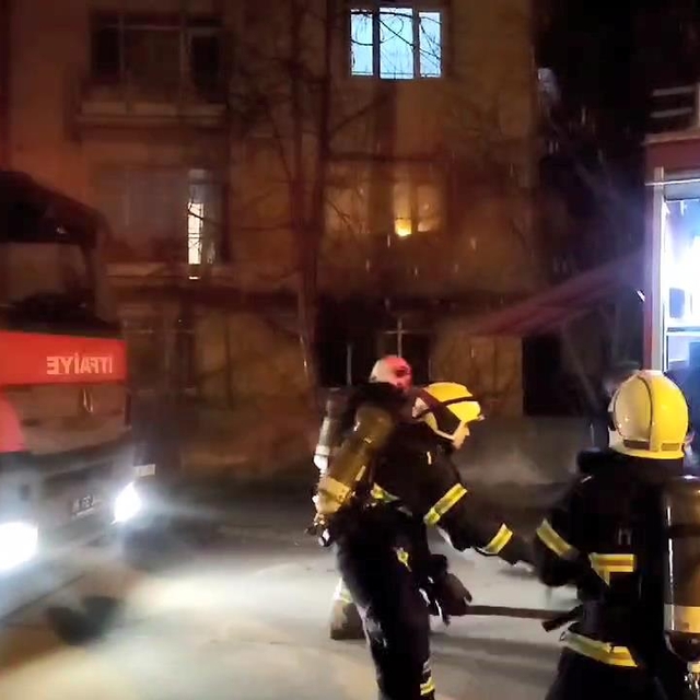 Yeni evli Suriye uyruklu çiftin evinde ocakta unutulan yemekten yangın çıkt...