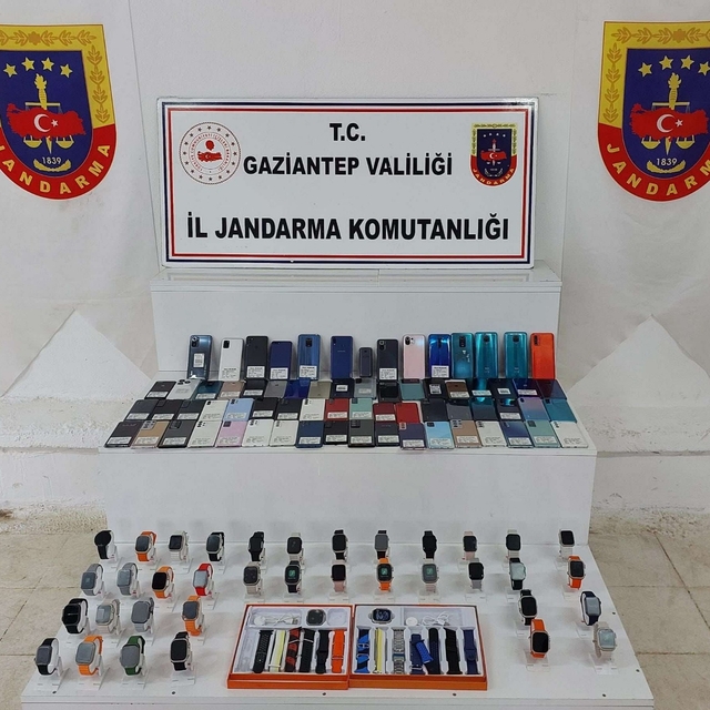 Gaziantep'te gümrük kaçağı 64 telefon ve 38 akıllı saat ele geçirildi