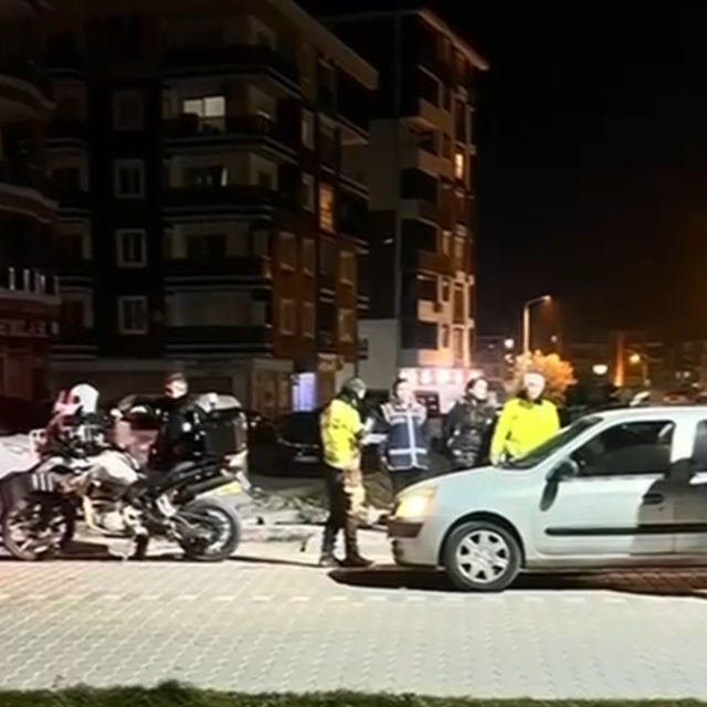 Edremit'te asayiş ve trafik uygulamasında aranan 6 şüpheli yakalandı