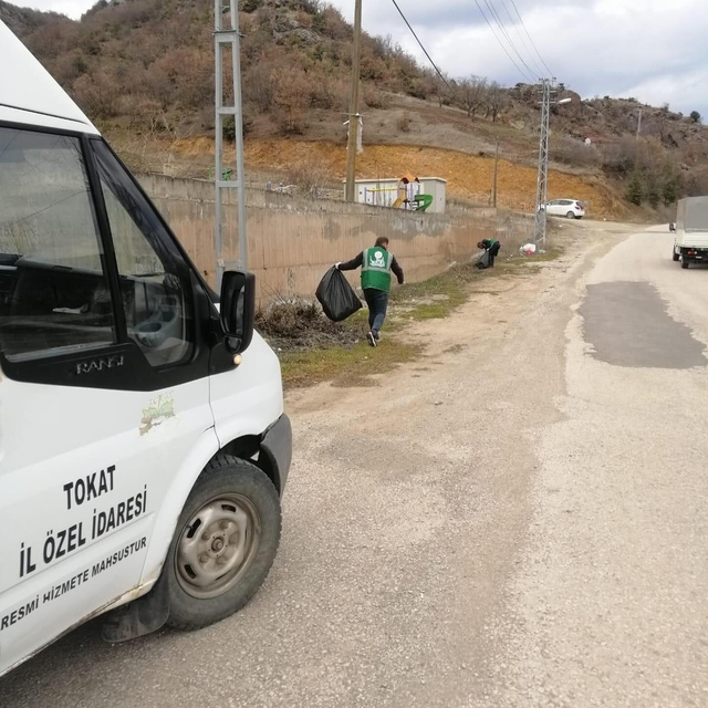 Almus'ta çevre temizliği yapıldı