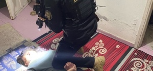 Adana'da terör örgütü elebaşının posterini asan 2 kişi yakalandı