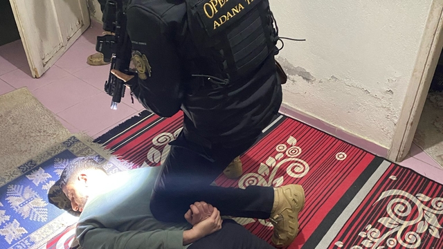 Adana'da terör örgütü elebaşının posterini asan 2 kişi yakalandı