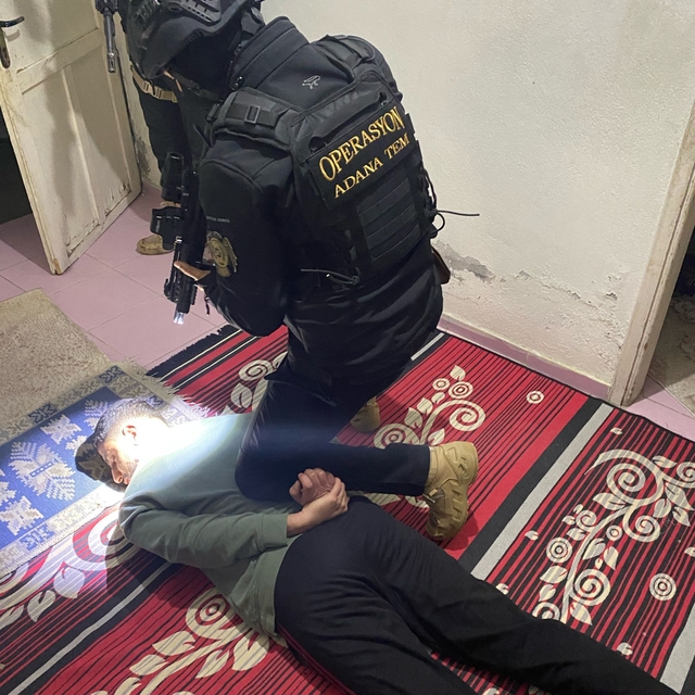 Adana'da terör örgütü elebaşının posterini asan 2 kişi yakalandı