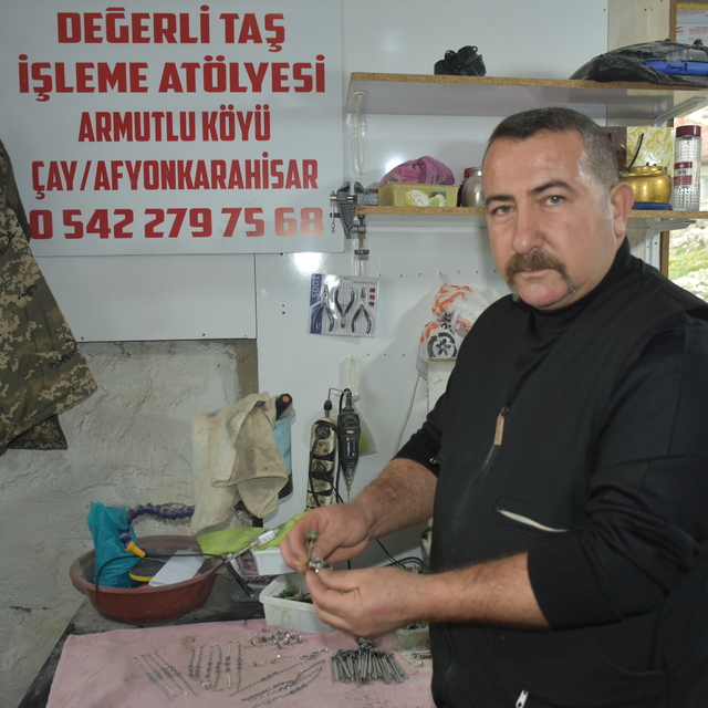 Köyünde kurduğu atölyede rengarenk taşlarla takı yapıyor