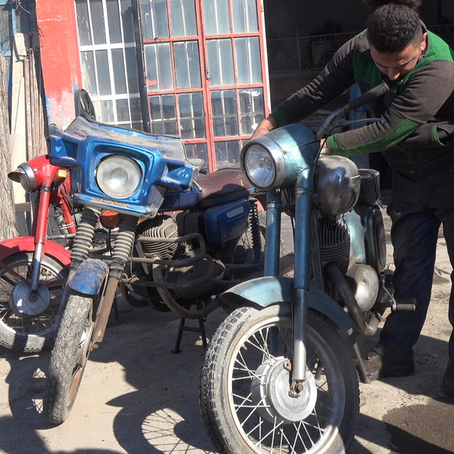 Tamirci kardeşler, hurda motosikletleri yeniden yollara döndürüyor