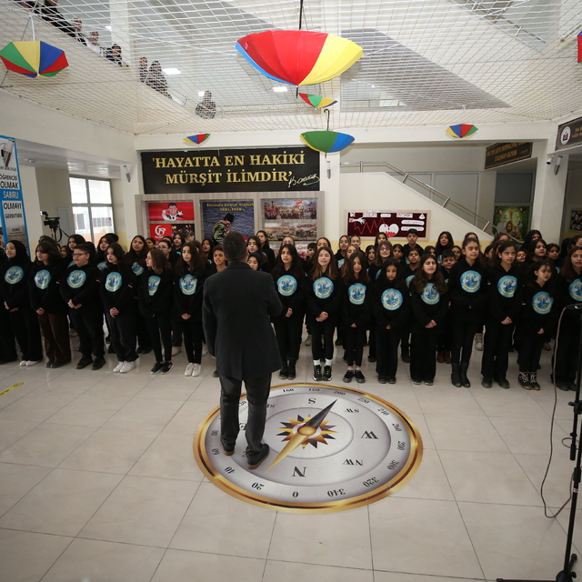 Hatay'da öğrenciler depremde hayatını kaybedenlerin anısını kurdukları koro...