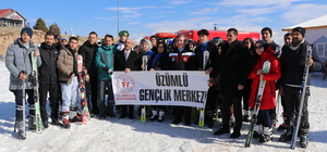 Ergan Dağı Kayak Merkezi'ne gelen öğrenciler kayak yapmayı öğreniyor