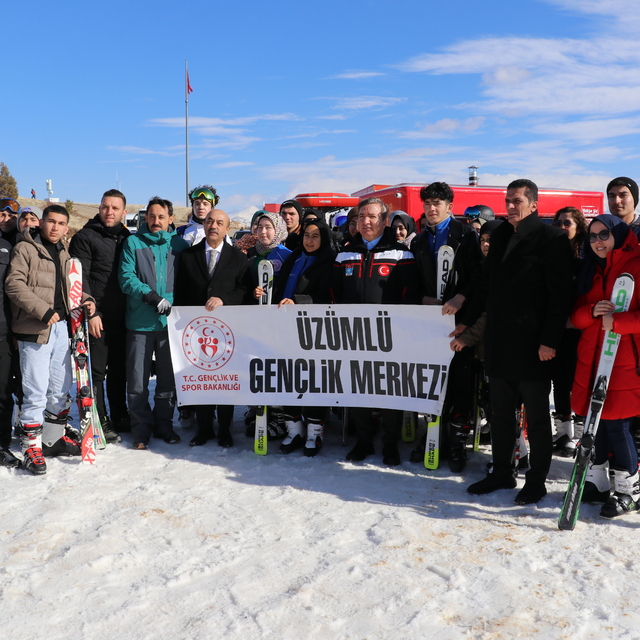 Ergan Dağı Kayak Merkezi'ne gelen öğrenciler kayak yapmayı öğreniyor