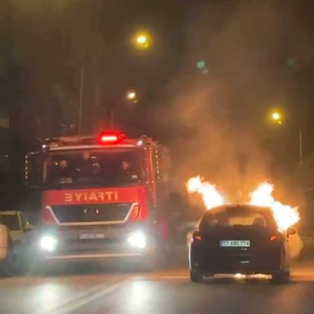Sinop'ta seyir halindeyken alev alan otomobilde hasar oluştu