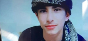 Üst geçit yerine bariyerden atlayıp karşıya geçmek isteyen yayaya otomobil...