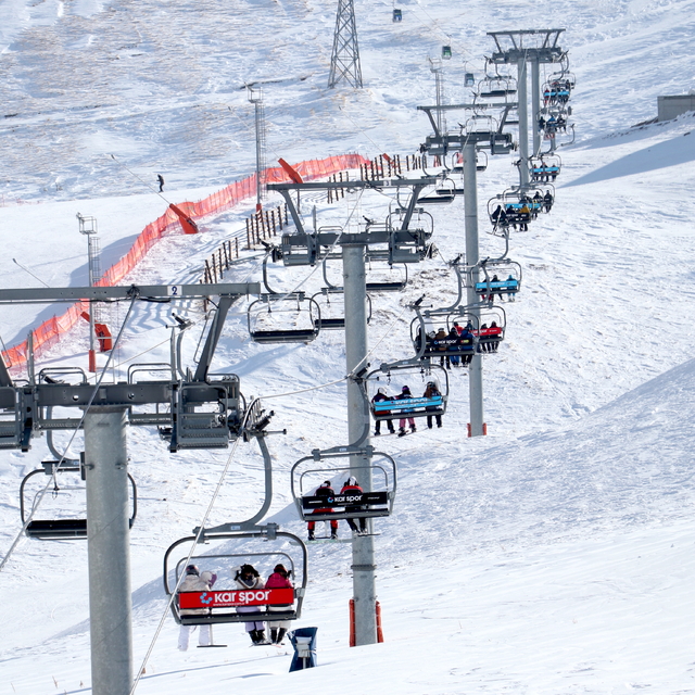 Palandöken Kayak Merkezi'nde hafta sonu yoğunluğu