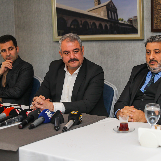 AK Parti'nin Diyarbakır Büyükşehir Belediye Başkan adayı Bilden, basınla bu...