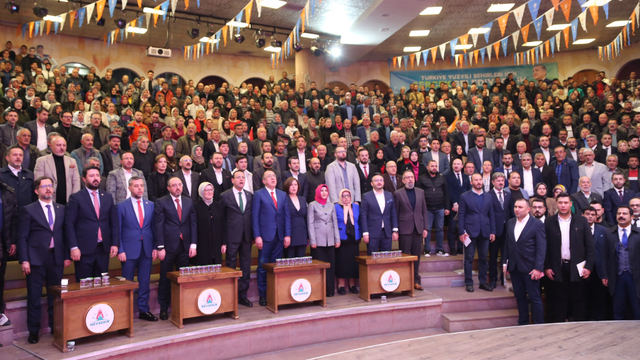 AK Parti'li Uygur, Nevşehir'de belediye başkan adayı tanıtım programında konuştu: