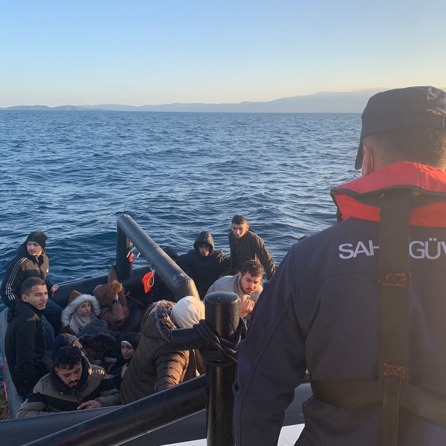 İzmir açıklarında 43 düzensiz göçmen kurtarıldı, 34 yabancı uyruklu yakalan...