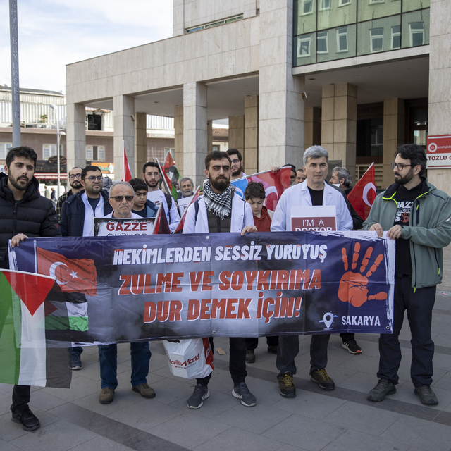 Sakarya'da hekimler ve sağlık çalışanları Gazze için "sessiz yürüyüş" yaptı