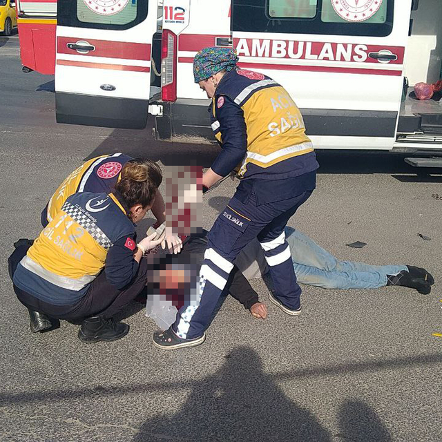 Kazada sürüklenen motosiklet, kaldırımdaki yayaya çarptı: 1 ölü, 1 yaralı