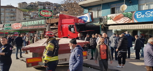 Kocaeli'de tırın çay ocağına çarptığı kazada 4 kişi yaralandı