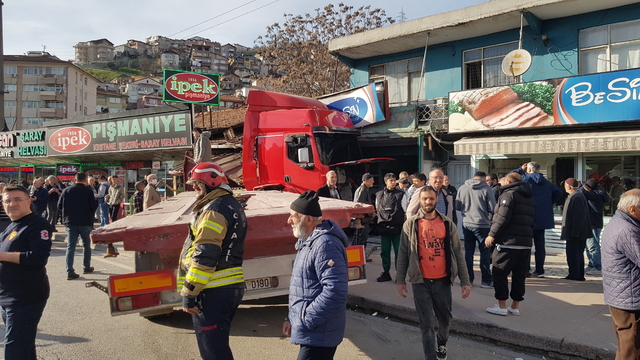 Kocaeli'de tırın çay ocağına çarptığı kazada 4 kişi yaralandı