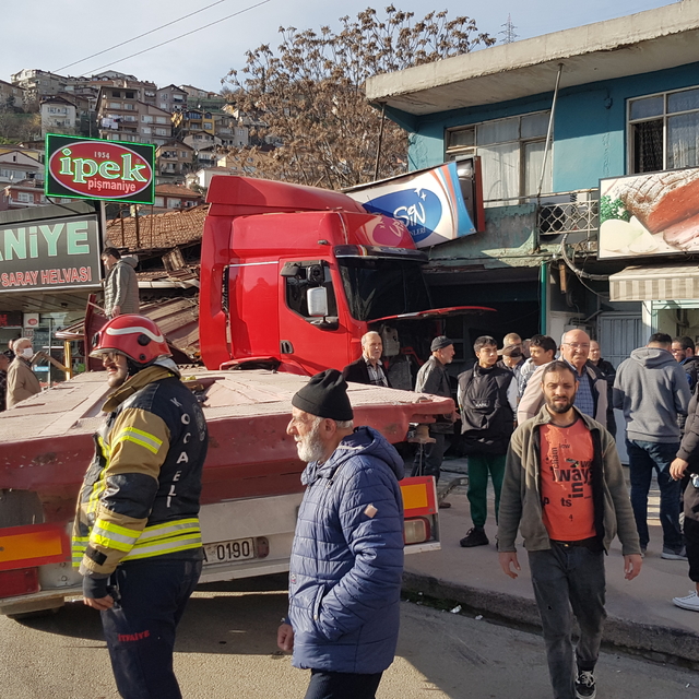 Kocaeli'de tırın çay ocağına çarptığı kazada 4 kişi yaralandı