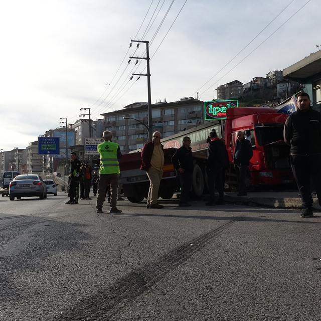 TIR, çay ocağında daldı: 4 yaralı
