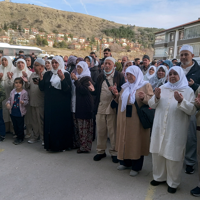 Beypazarı'nda umreye gidecekler dualarla uğurlandı