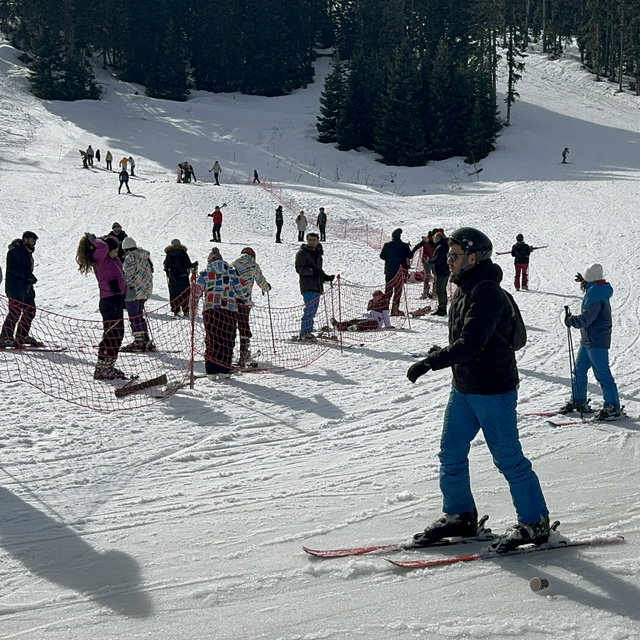 Ilgaz Dağı'ndaki Yurduntepe Kayak Merkezi'nde hafta sonu yoğunluğu sürüyor