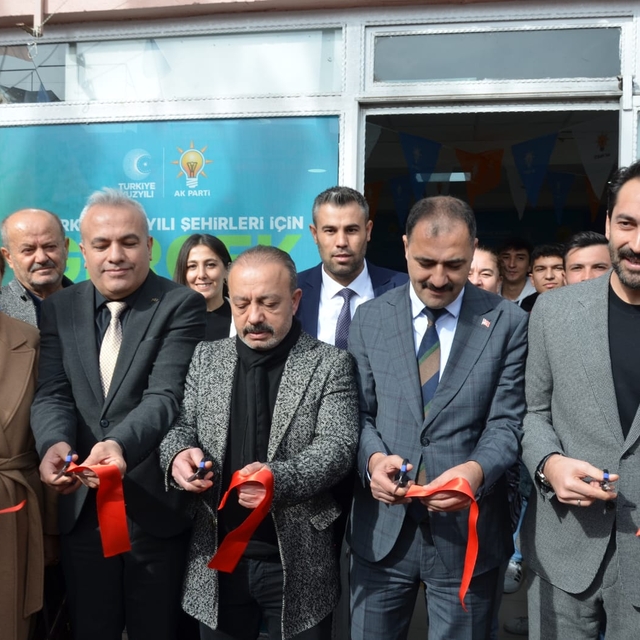 AK Parti'li Ahmet Mücahit Arınç, Demirci'de seçim bürosu açılışı yaptı