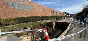 Balıkesir'de kaldırım çöktü, 3 metrelik çukur oluştu