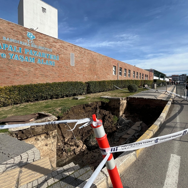 Balıkesir'de kaldırım çöktü, 3 metrelik çukur oluştu