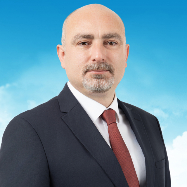 Hopa'da AK Parti ve CHP'nin belediye başkan adayları benzer isim ve soyadın...