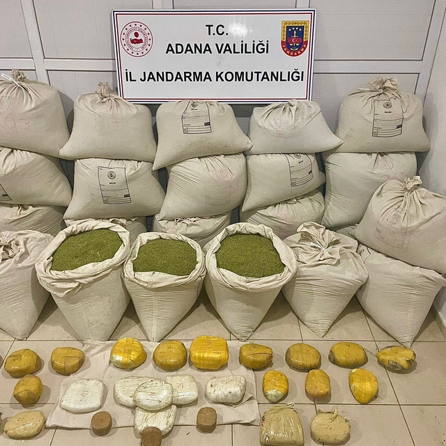 Adana'da kamyon dorsesine yüklenen su tankında 617,5 kilogram esrar ele geç...