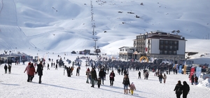 Hakkari'deki 5. Kar Festivali'nde meşaleli kayak gösterisi yapıldı 