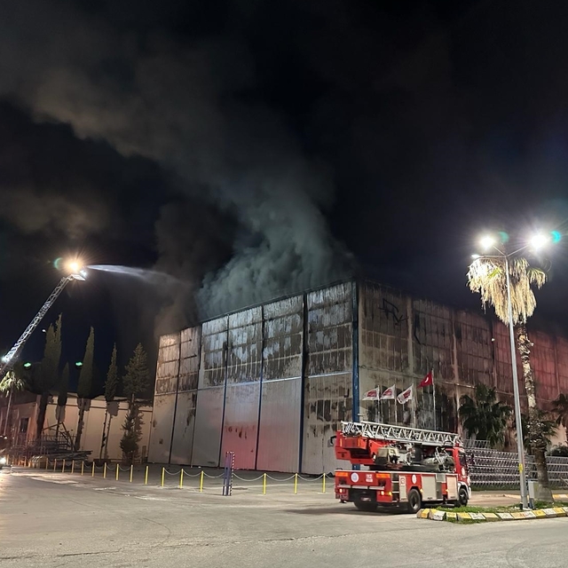 Antalya'da tersanede çıkan yangına müdahale ediliyor