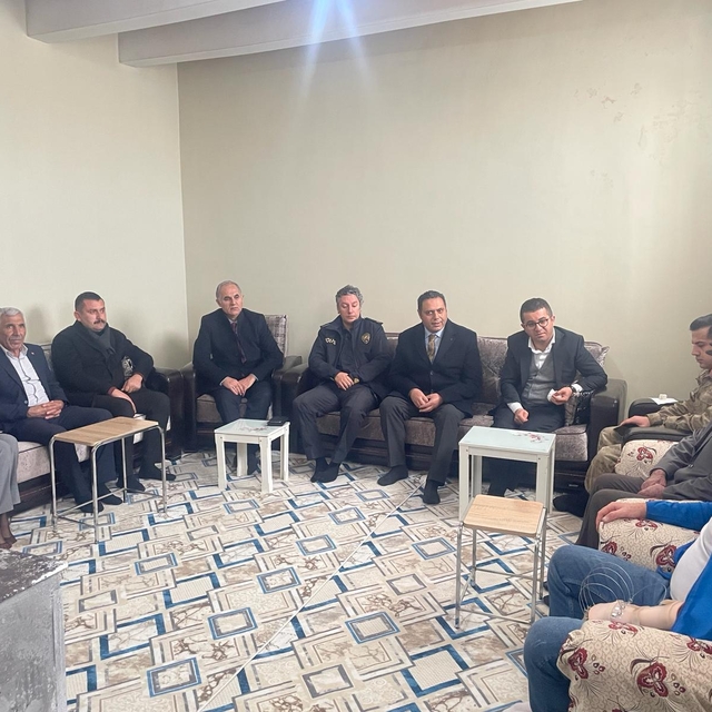 Kağızman Kaymakamı Daştan, yaralı askeri evinde ziyaret etti