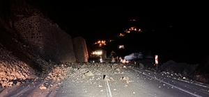 Artvin-Hopa kara yolu heyelan nedeniyle ulaşıma kapandı