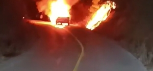 Seyir halindeyken motoru tutuşan otomobil alev alev yandı; o anlar kamerada