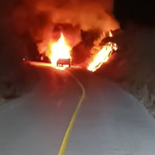 Seyir halindeyken motoru tutuşan otomobil alev alev yandı; o anlar kamerada