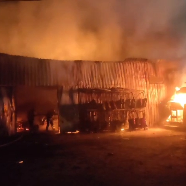 Hatay'da hurda deposu, yangında küle döndü