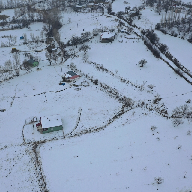 Kar yağışıyla beyaza bürünen Iğdır'ın dağ köylerinde kış çetin geçiyor