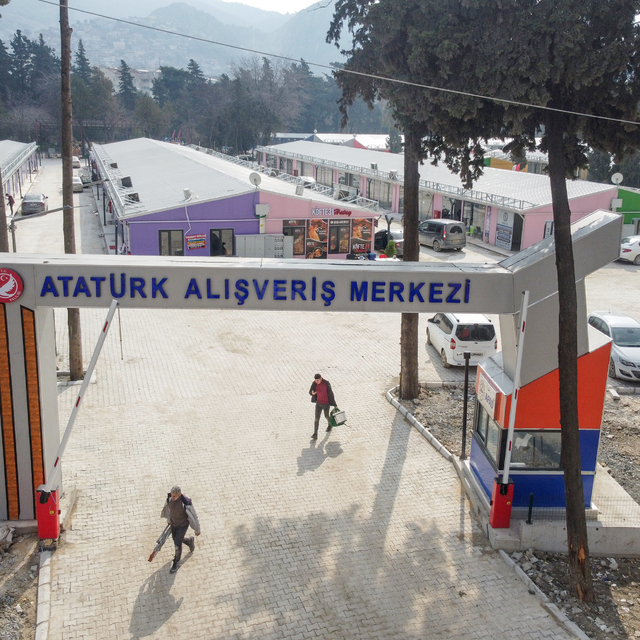 Hatay'da prefabrik çarşıya taşınan depremzede esnaf geleceğe umutla bakıyor