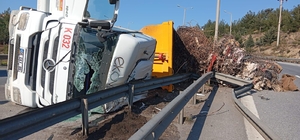 Hatay'da devrilen tırın sürücüsü yaralandı