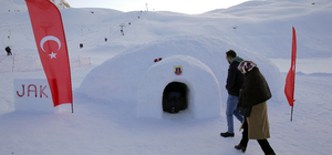 Hakkari'de jandarma personelinin yaptığı iglolar ilgi odağı oldu