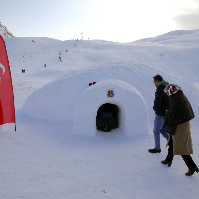 Hakkari'de jandarma personelinin yaptığı iglolar ilgi odağı oldu